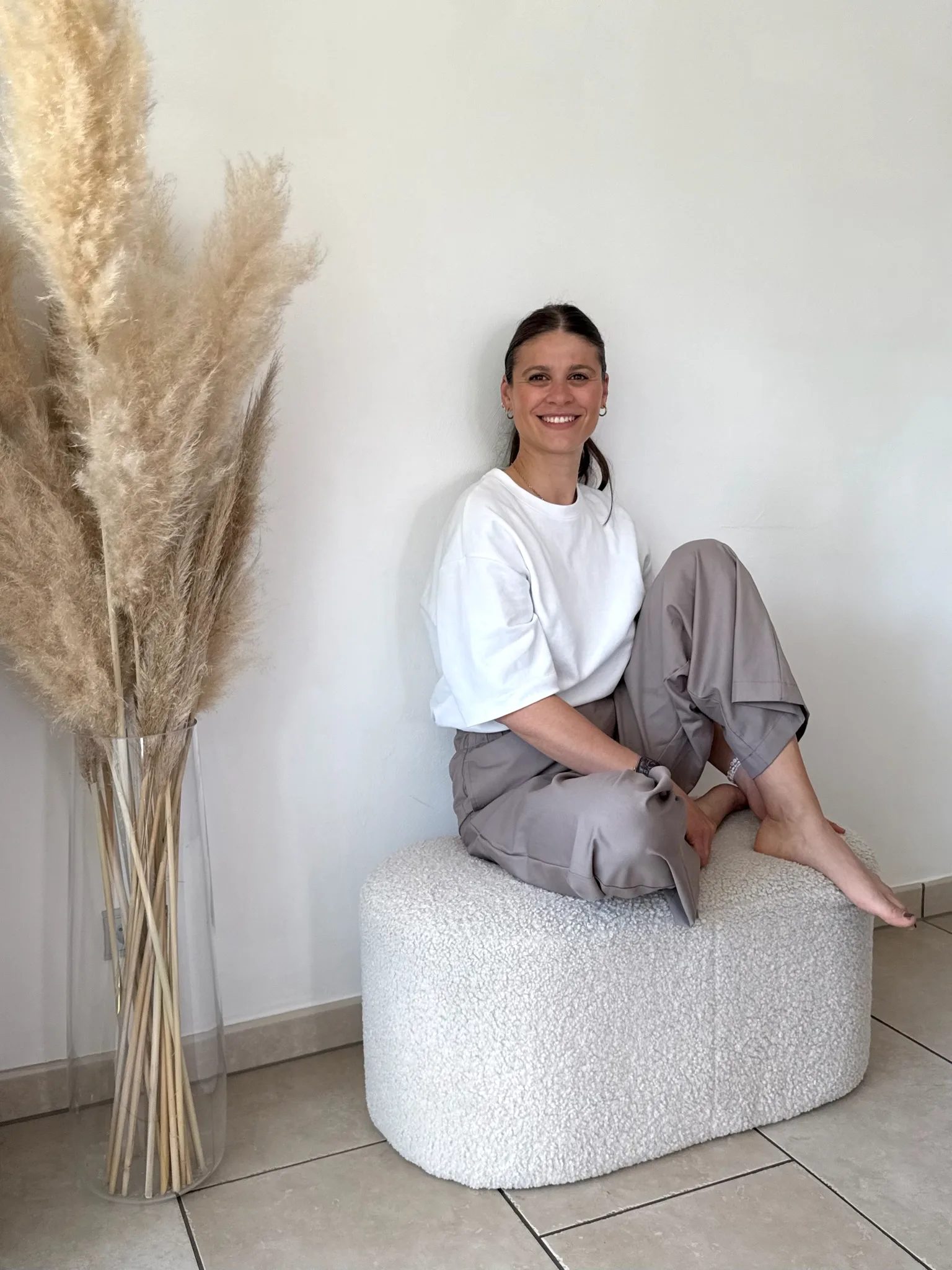 Chiara Hilberer sitzend, im Hintergrund Pampasgras